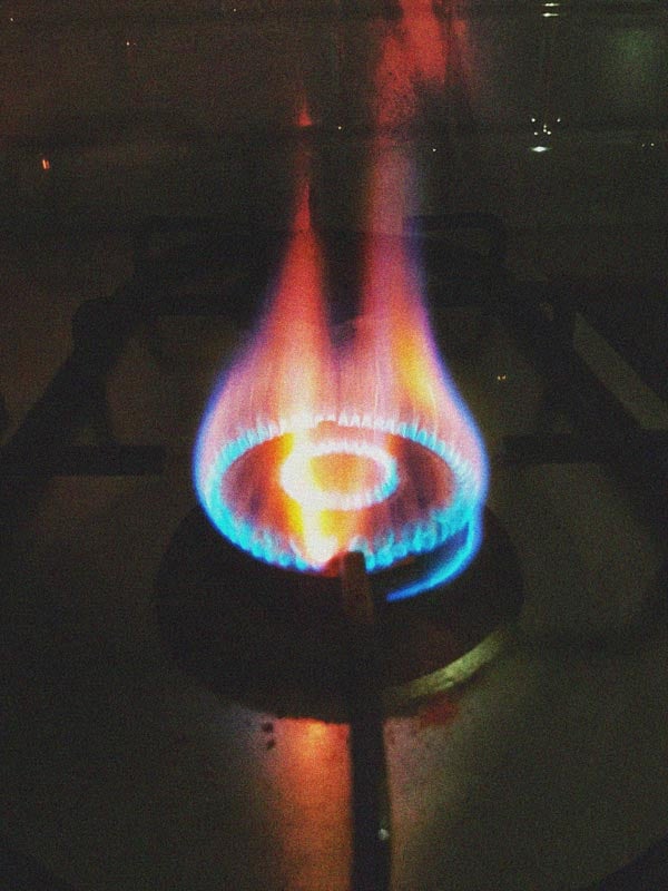 A single gas burner turned on